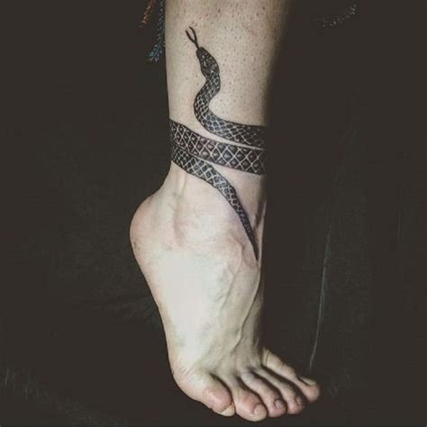 tatuajes de animales en la pierna|Serpiente en la pierna